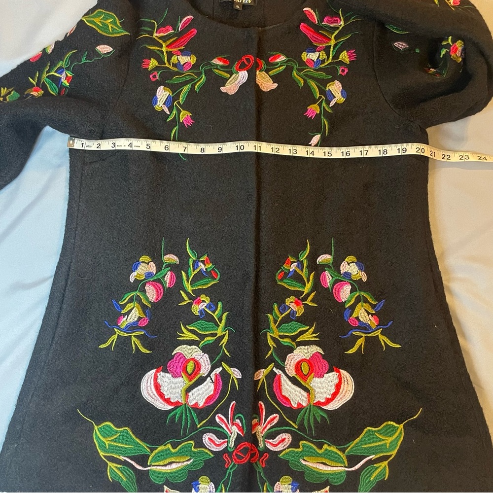 Elegant Vintage Embroidered Floral Black Jacket.
Size XL - Picture 5 of 15